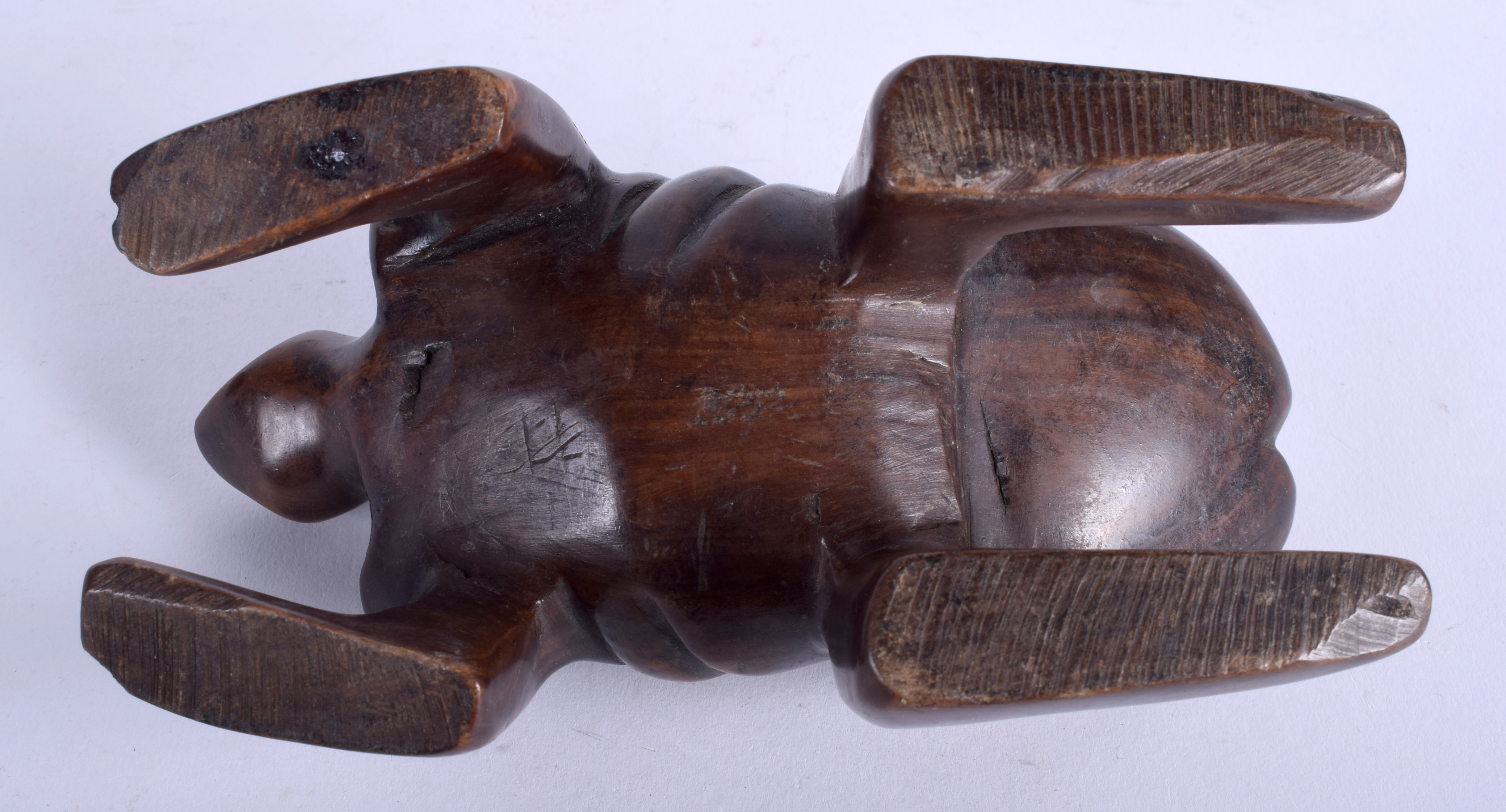AN EARLY 20TH CENTURY CONTINENTAL CARVED WOOD FIGURE OF AN INSECT of Zoomorphic inspiration. 16 cm x - Bild 3 aus 4