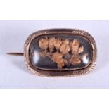 A GEORGE III GOLD MOURNING BROOCH. 2.25 cm x 1 cm.