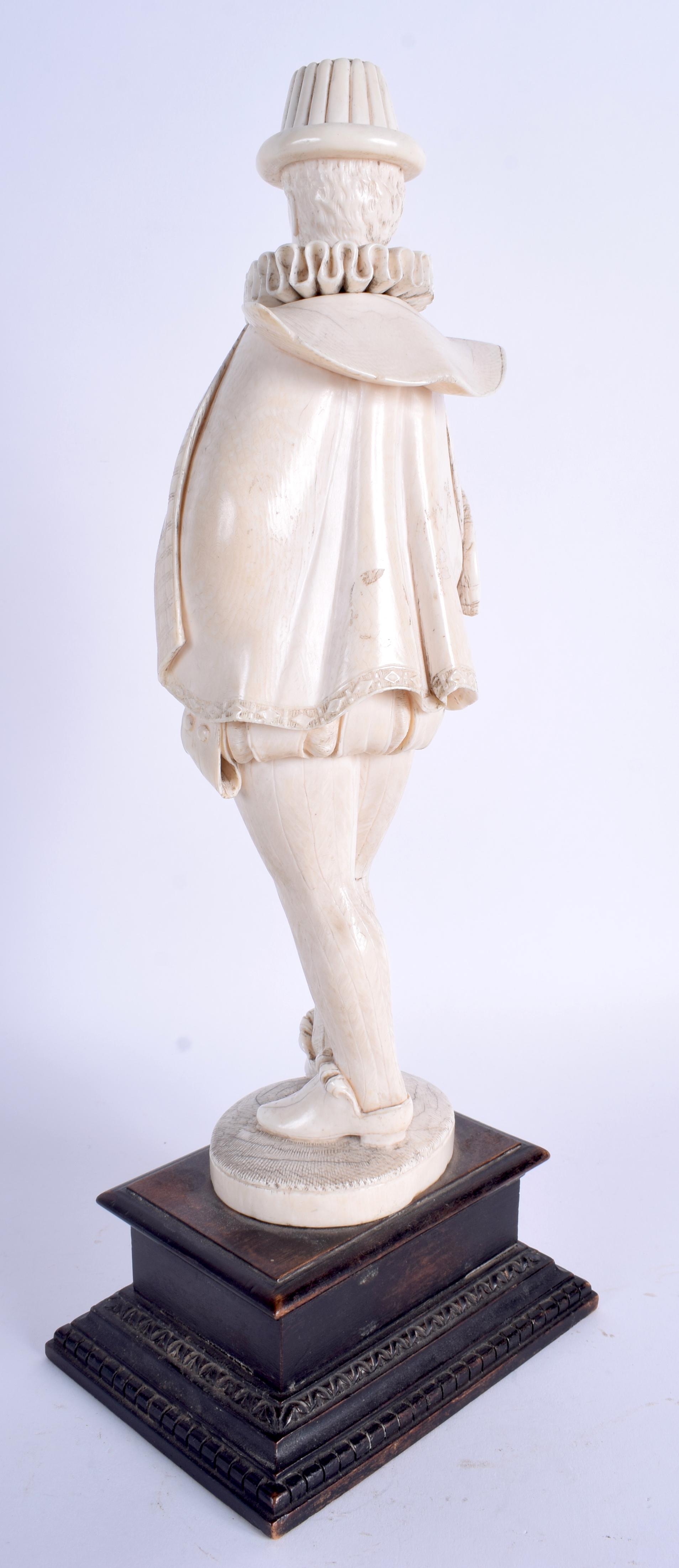 A LARGE 19TH CENTURY CONTINENTAL IVORY DIEPPE FIGURE OF A DANDY modelled in ruffles. 37 cm high. - Bild 2 aus 4