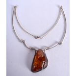 A SILVER AND AMBER NECKLACE. Amber 5 cm x 3 cm.