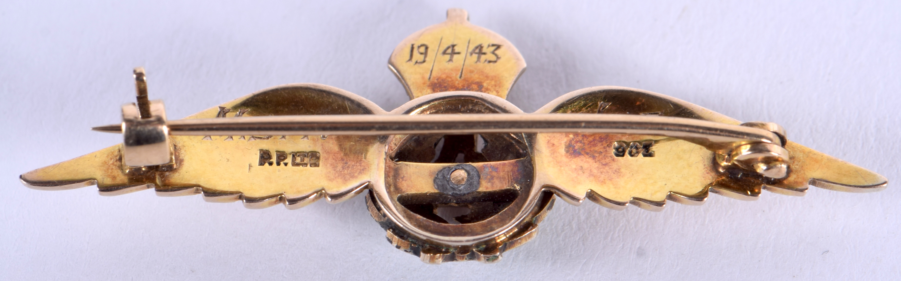 A VINTAGE GOLD RAF ENAMEL SWEETHEART BROOCH. 4.3 grams. 4.5 cm wide. - Image 2 of 4