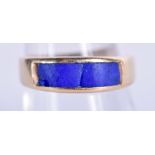 A 9CT GOLD AND LAPIS LAZULI RING. 2.6 grams. N.