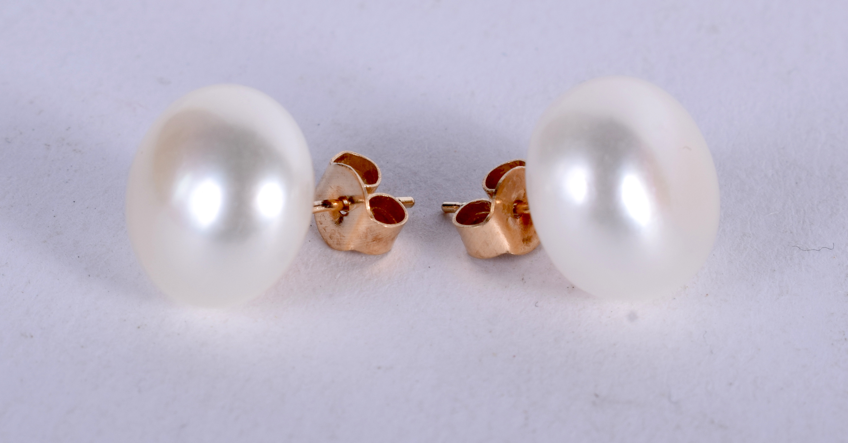 A PAIR GOLD AND PEARL EARRINGS.