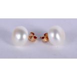 A PAIR GOLD AND PEARL EARRINGS.