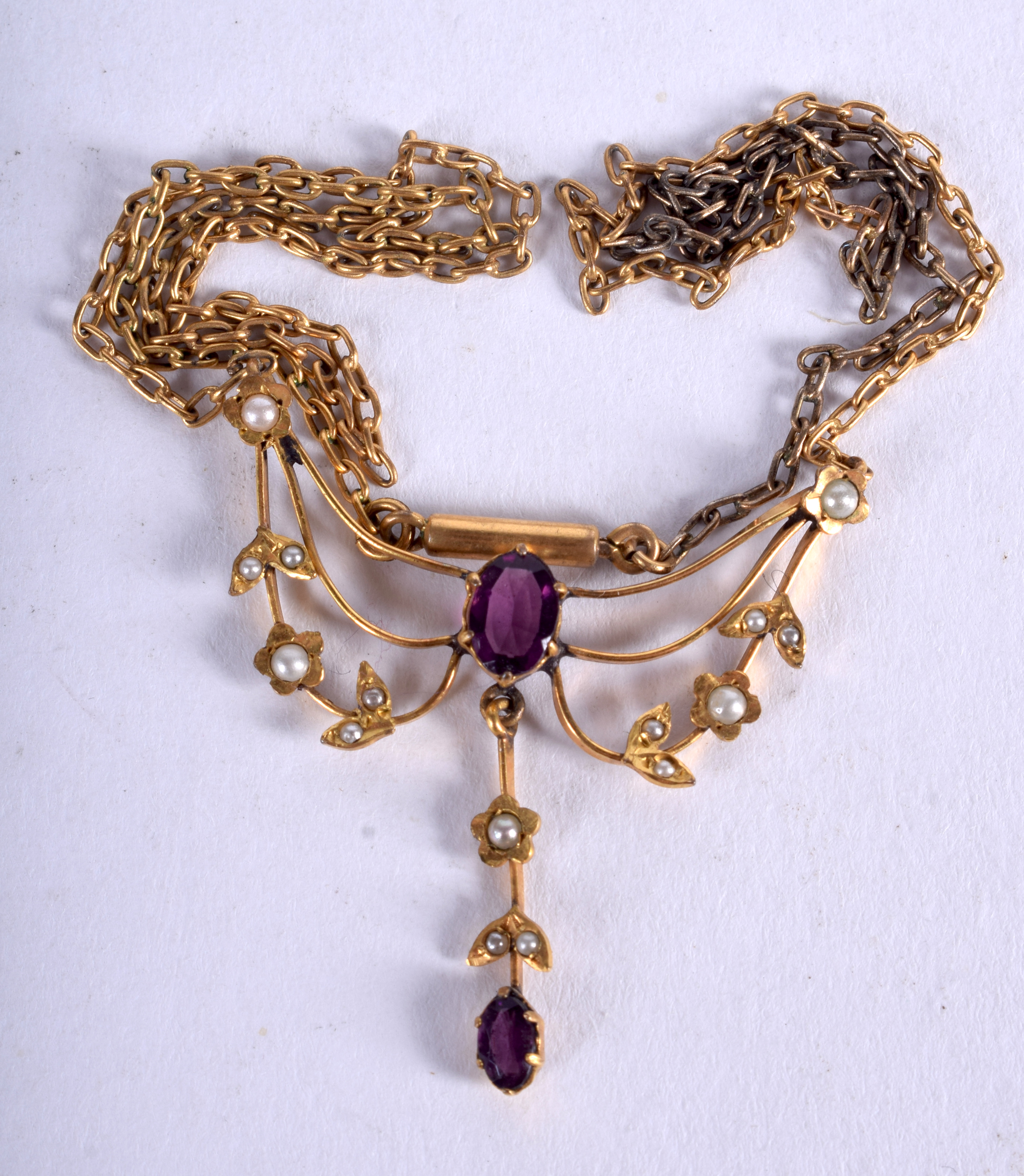 AN ANTIQUE YELLOW METAL AMETHYST AND PEARL NECKLACE. 4.4 grams.