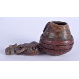 AN UNUSUAL SOUTH AMERICAN TRIBAL POTTERY PIPE. 12 cm wide.