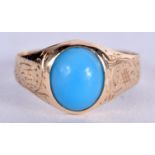 A VINTAGE GOLD AND TURQUOISE RING. 3.3 grams. O.