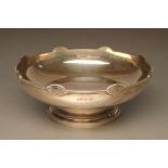 AN ART DECO SILVER FRUIT BOWL, maker William Neale & Son Ltd., Birmingham 1938, of circular form