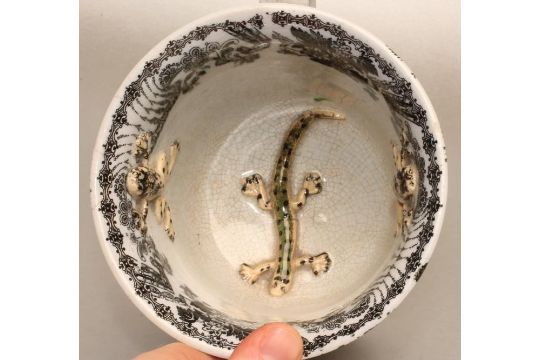 A PEARLWARE LOVING CUP, early 19th century, the plain "U" shaped bowl internally modelled and - Image 2 of 4