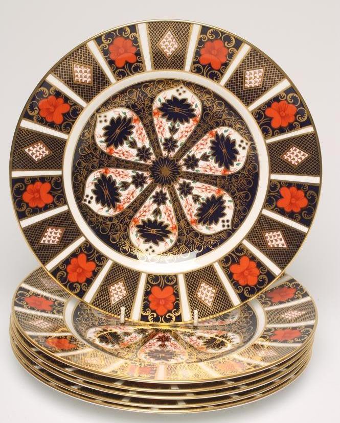 A SET OF SIX ROYAL CROWN DERBY CHINA DINNER PLATES, modern, painted with Imari pattern No.1128,