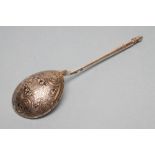 A RUSSIAN SILVER SPOON, the fig shaped bowl with niello scroll decoration to the reverse enclosing