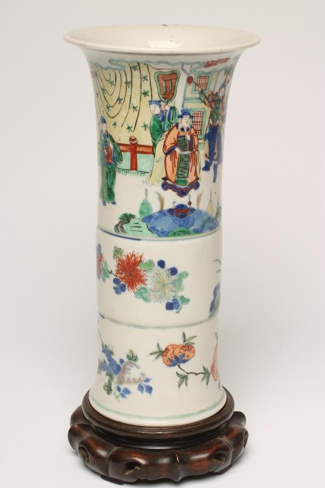 A CHINESE PORCELAIN BEAKER VASE painted in famille verte enamels with figures over fruiting peach