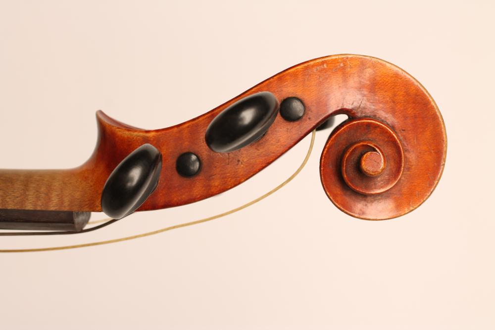 A VIOLA with one piece back, pine fascia with notched sound holes, ebony turning pegs, unmarked - Bild 5 aus 7