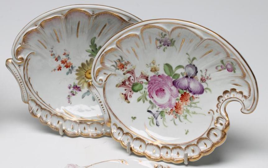 A COMPOSITE DRESDEN PORCELAIN PART SERVICE, late 19th century, painted in polychrome enamels with - Bild 3 aus 4