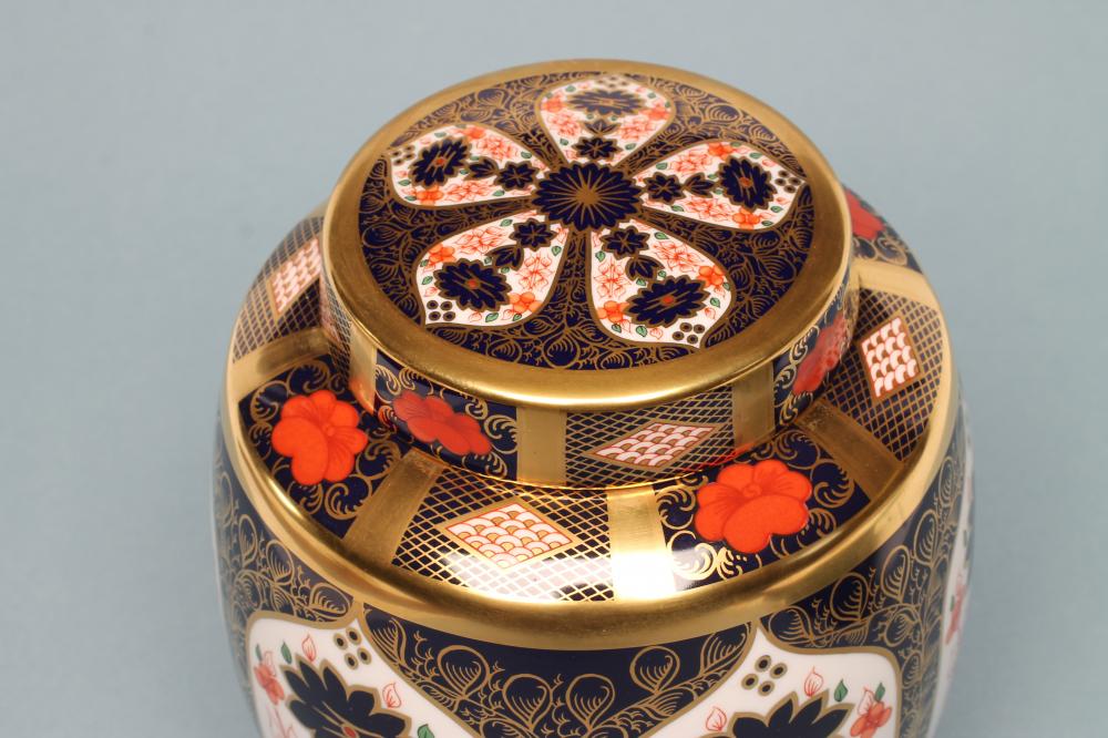 A ROYAL CROWN DERBY CHINA JAR AND COVER, modern, painted with the "Old Imari" pattern 1128, - Bild 2 aus 4