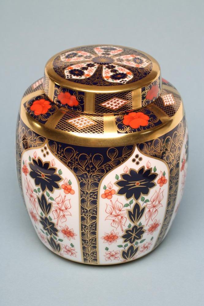 A ROYAL CROWN DERBY CHINA JAR AND COVER, modern, painted with the "Old Imari" pattern 1128,