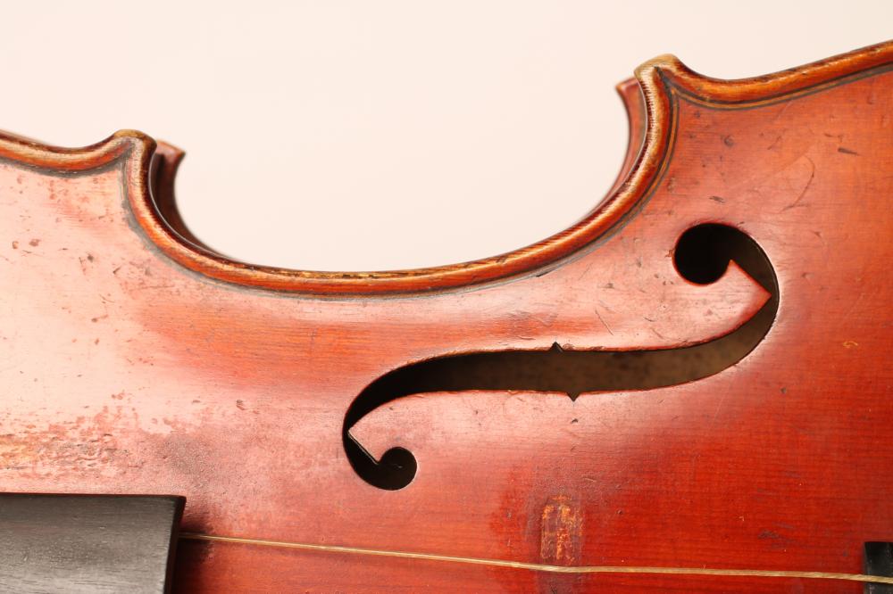 A VIOLA with one piece back, pine fascia with notched sound holes, ebony turning pegs, unmarked - Bild 7 aus 7