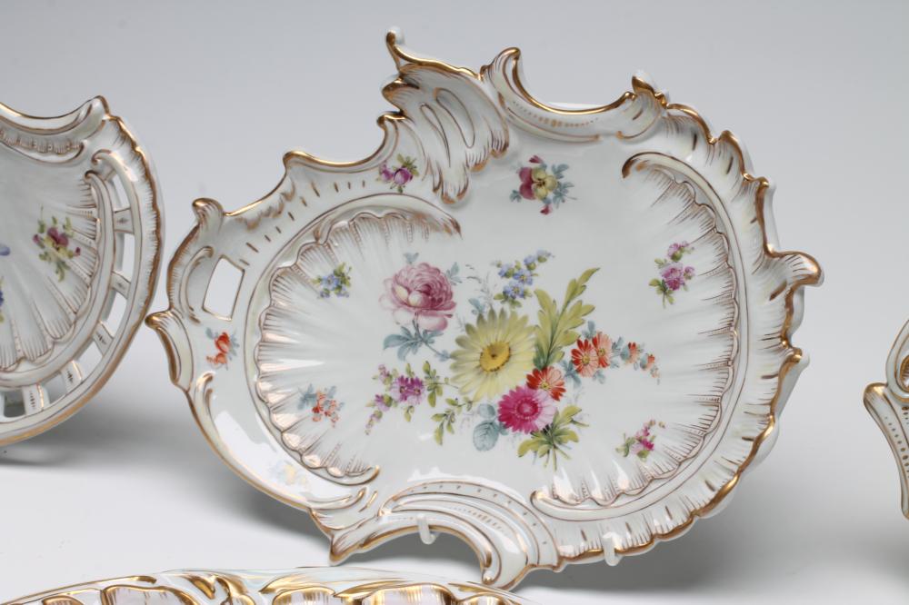 A COMPOSITE DRESDEN PORCELAIN PART SERVICE, late 19th century, painted in polychrome enamels with - Bild 2 aus 4