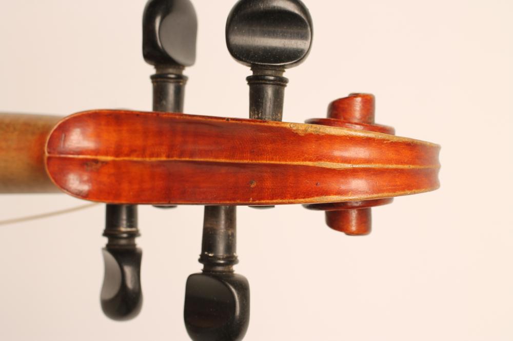 A VIOLA with one piece back, pine fascia with notched sound holes, ebony turning pegs, unmarked - Bild 6 aus 7