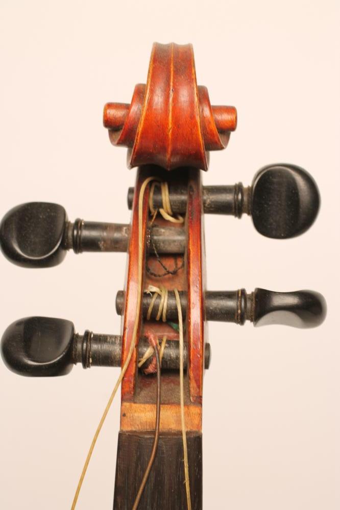 A VIOLA with one piece back, pine fascia with notched sound holes, ebony turning pegs, unmarked - Bild 3 aus 7