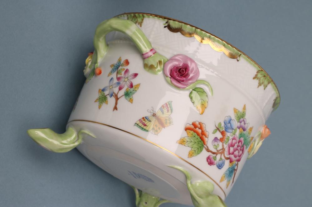 A HEREND PORCELAIN SMALL TUREEN AND COVER, modern, of cylindrical form with basket weave moulded - Image 4 of 4