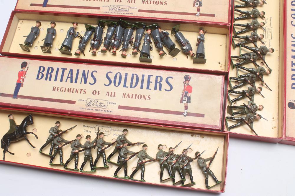 Three boxed sets of Britains soldiers comprising two Red Army Infantry No.2032 and one Guards - Bild 3 aus 4