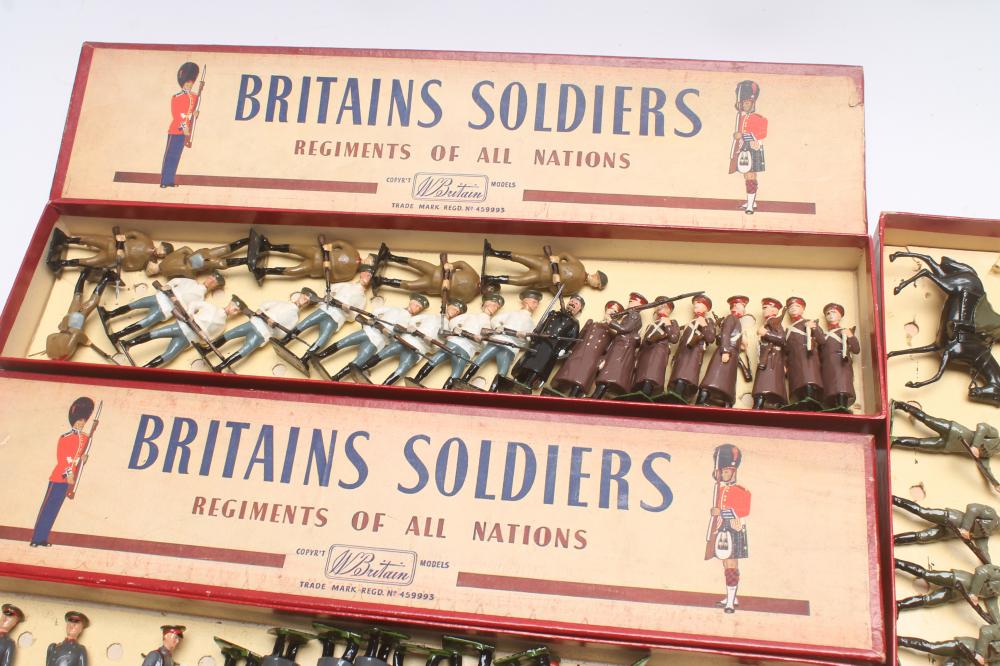 Three boxed sets of Britains soldiers comprising two Red Army Infantry No.2032 and one Guards - Bild 2 aus 4