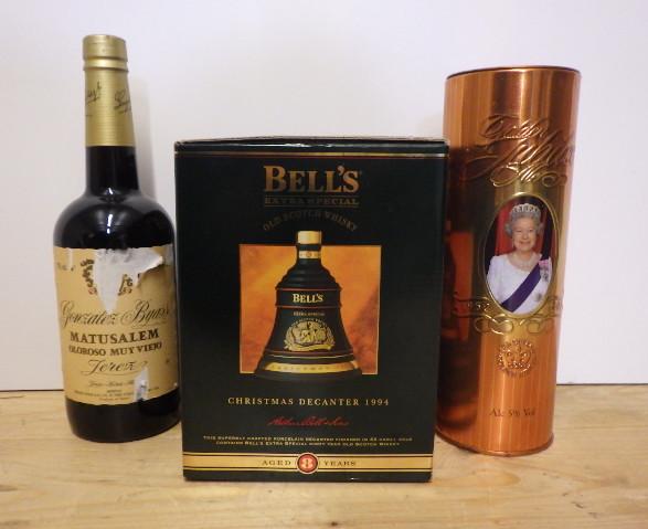 One bottle Matusalem Oloroso Muyviejo Jerez Gonzalez Byass, one Bell's Christmas Decanter 1994 8