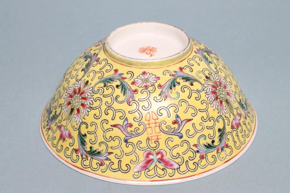 A CHINESE PORCELAIN BOWL of plain flared cylindrical form, the exterior painted in coloured - Bild 3 aus 4