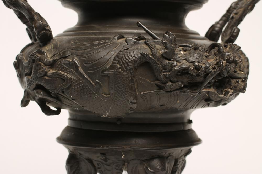 A JAPANESE BRONZE CENSER, the low domed lift-off cover surmounted by a warrior, the squat globular - Bild 3 aus 4