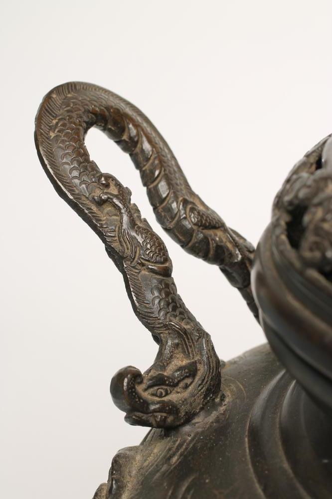A JAPANESE BRONZE CENSER, the low domed lift-off cover surmounted by a warrior, the squat globular - Bild 4 aus 4