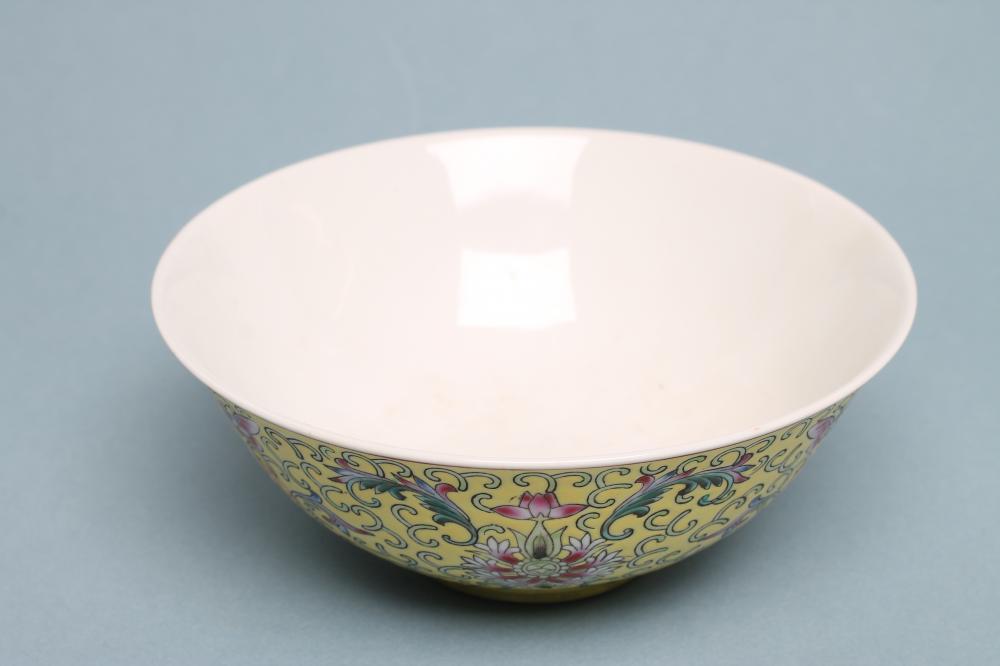 A CHINESE PORCELAIN BOWL of plain flared cylindrical form, the exterior painted in coloured - Bild 2 aus 4