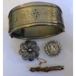Jewellery to include unmarked yellow metal brooch, bangle and brooches.