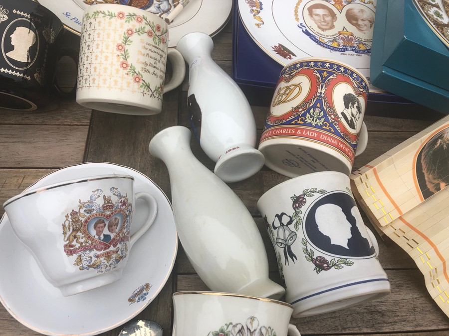 Royal commemorative ceramics etc to celebrate the marriage in 1981 of Prince Charles to Lady Diana - Image 4 of 4