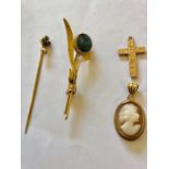 Opel brooch set in yellow metal marked 10K together with 9ct gold mounted cameo, stick pin and