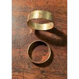 Two 9ct gold rings 4.9 gms