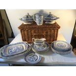 Corona blue and white willow pattern dinner ware, 1 side plate a/f, with picnic hamper case. (24