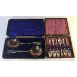 Boxed silver teaspoons, Sheffield 1911 together with boxed silver service spoons. Sheffield 1911.
