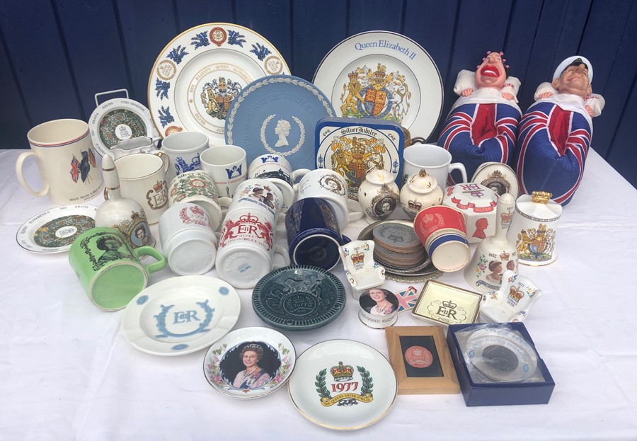 Queen Elizabeth II silver jubilee 1977 commemorative ceramics, slippers, placemats including