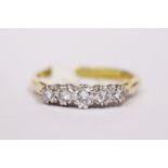 AN 18CT YELLOW GOLD GRADUATED 5STONE RING, .90ct diamond approx