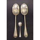 A PAIR OF EARLY 20TH CENTURY SILVER RAT-TAIL SERVING SPOONS, maker's mark GJ over DF for Josiah