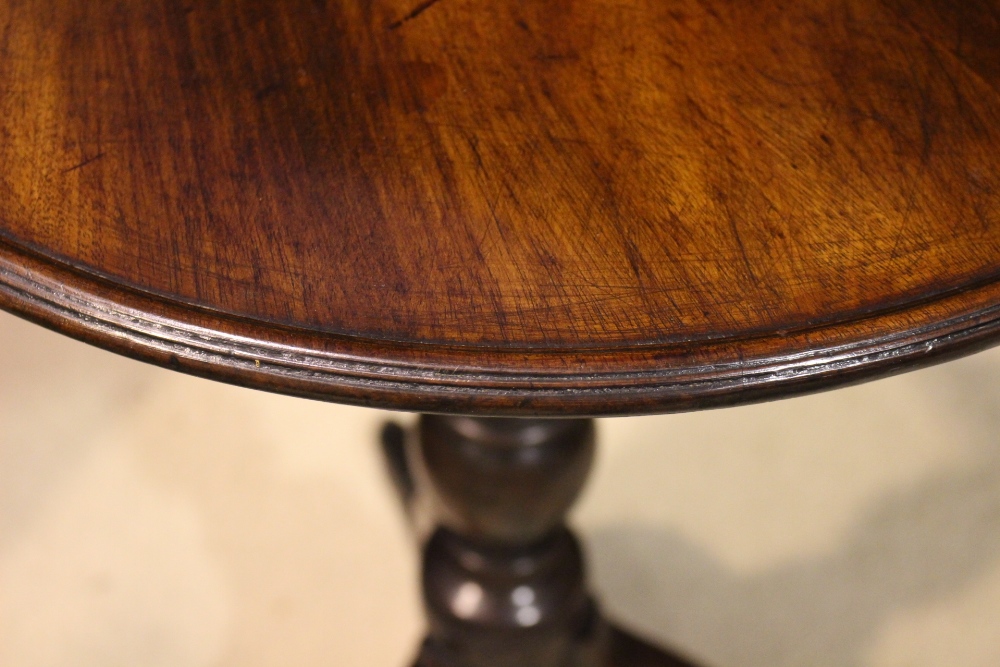 A GEORGIAN MAHOGANY WINE TABLE, with horizontal reeded rim, raised on turned column support and - Image 3 of 3
