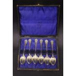 A CASED SET OF EARLY 20TH CENTURY SILVER PLATED TEA SPOONS
