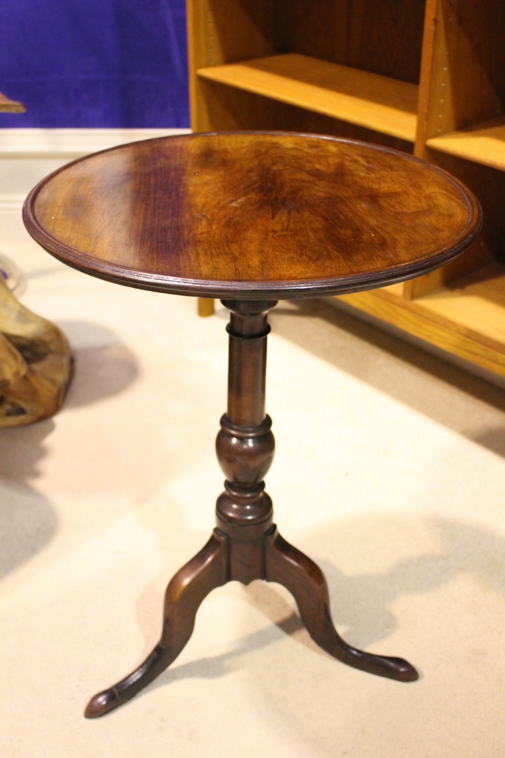 A GEORGIAN MAHOGANY WINE TABLE, with horizontal reeded rim, raised on turned column support and