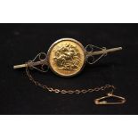 A HALF SOVEREIGN 9CT GOLD BAR BROOCH, 1/2 sovereign dated 1912