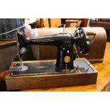 AN EARLY 20TH CENTURY, SINGER SEWING MACHINE. With turn handle and in original bent wood case,