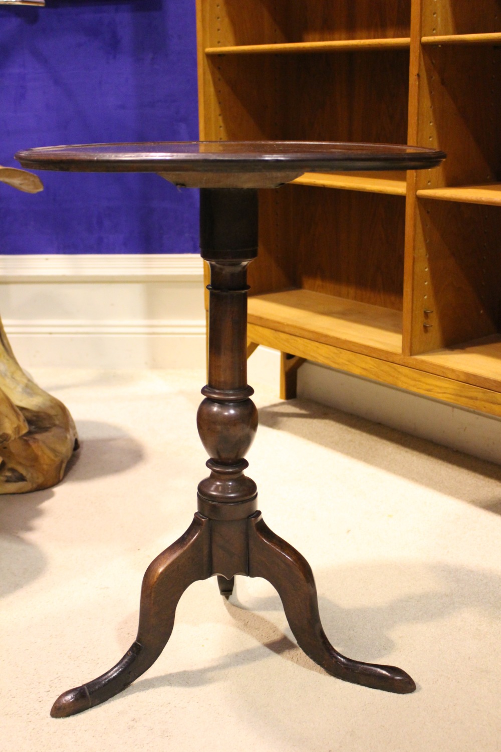 A GEORGIAN MAHOGANY WINE TABLE, with horizontal reeded rim, raised on turned column support and - Image 2 of 3