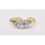 AN 18CT YELLOW GOLD DIAMOND GLUSTER RING, with graduated diamonds in a triangular cluster, 1.00ct