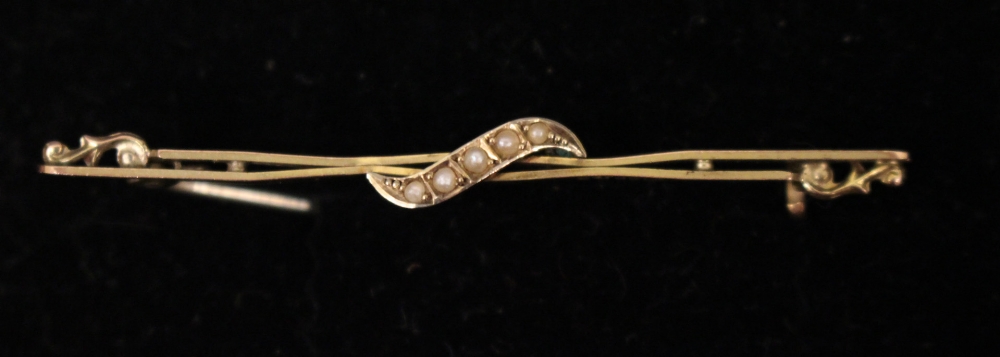 A COLLECTION OF JEWLLERY ITEMS, includes; (i) A 9ct gold bar brooch with seed pearls (ii) a pin - Image 3 of 4