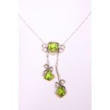 AN EARLY 20TH CENTURY DIAMOND & PERIDOT STONE 'DROP' PENDANT NECKLACE, with 9ct white gold chain,
